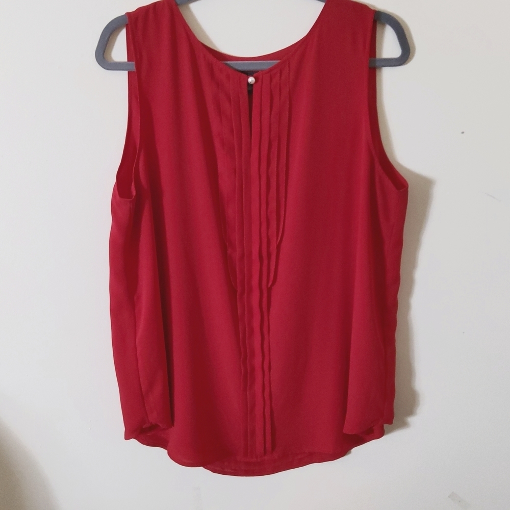 Ann Taylor Red Sleeveless pleated front / with pearl button Size L